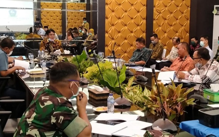 Bupati Bintan saat gelar rapat