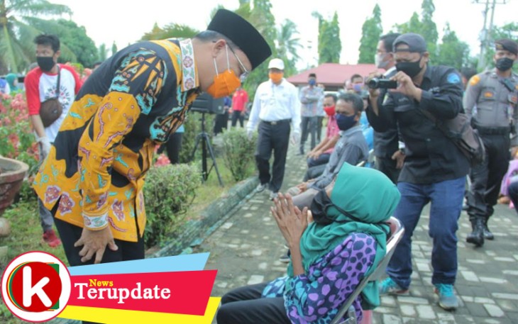 Gubernur Bengkulu Rohidin Mersyah saat menyerahkan bantuan
