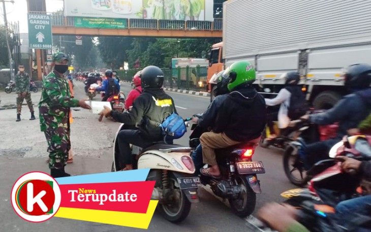 Koramil 01/Kranji Bagi-Bagi Takjil Jelang Waktu Berbuka Puasa