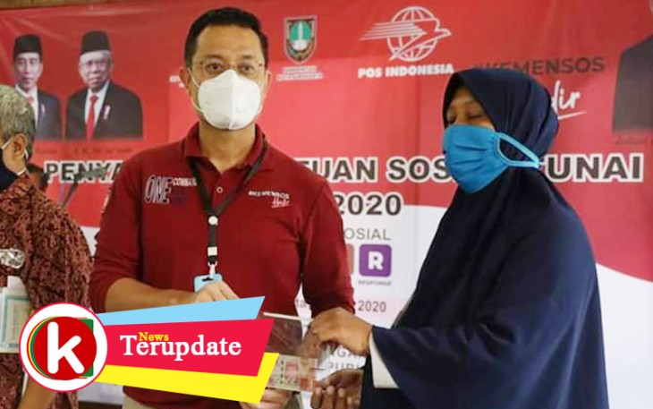 Menteri Sosial (Mensos) Republik Indonesia Juliari Peter Batubara meninjau pelaksanaan penyaluran BST (Bantuan Sosial Tunai) dan sembako Presiden di Solo Jawa Tengah. (Foto Istimewa)