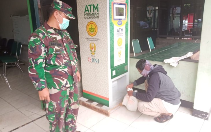 ATM Pertanian Si Komandan Kodim 0507/Bekasi Tetap Layani Warga Untuk Pengambilan Beras