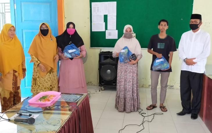 SMAN 2 Lhokseumawe Berbagi Paket Sembako Kepada Warga Sekitar