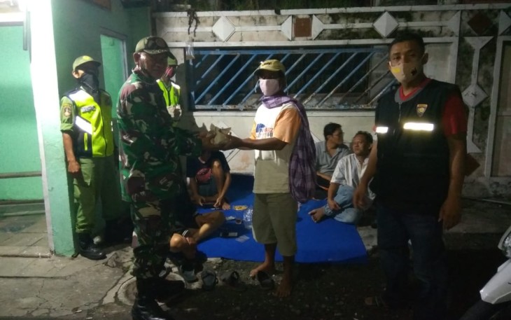 Jelang Sahur Koramil 04/Jebres Bagikan Nasi bungkus Pada Warga