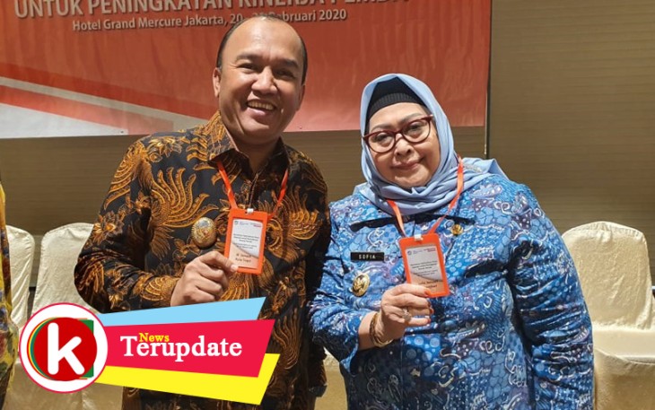 Wakil Bupati Batanghari (kanan) semasa hidup foto bersama Wakil Wali Kota Tegal