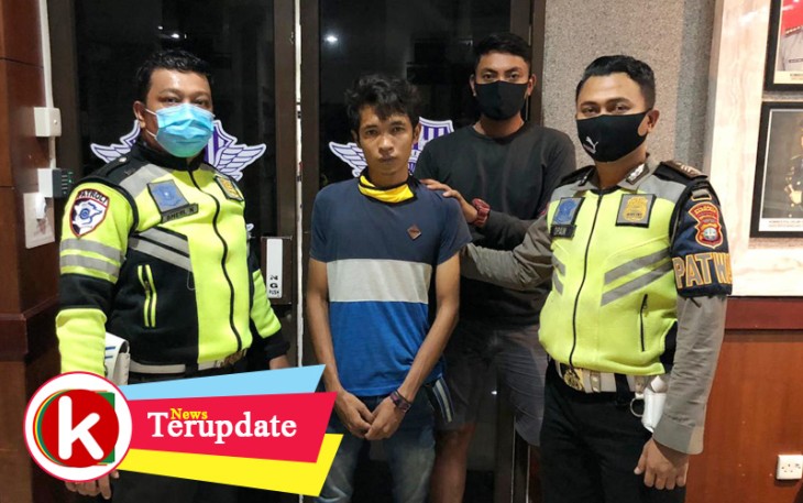 Rio pelaku pencemaran nama baik Polri di Media Sosial Facebook saat berada di Kantor Polresta Barelang
