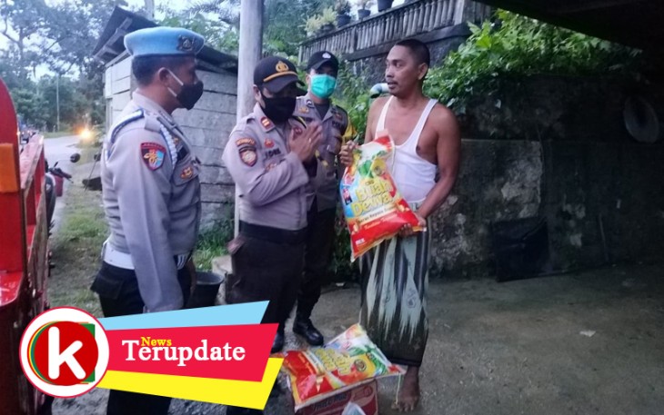 Kapolsek Singkepbarat Beri Sembako ke Korban Kebakaran di Desa Sungai Buluh