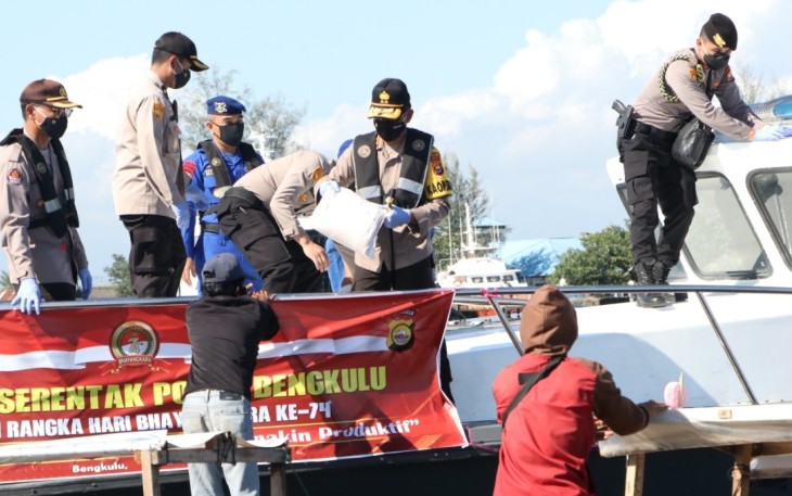 Polda Bengkulu Salurkan 2.160 Paket Bantuan Dalam Rangka Peringatan Hari Bhayangkara Ke-74