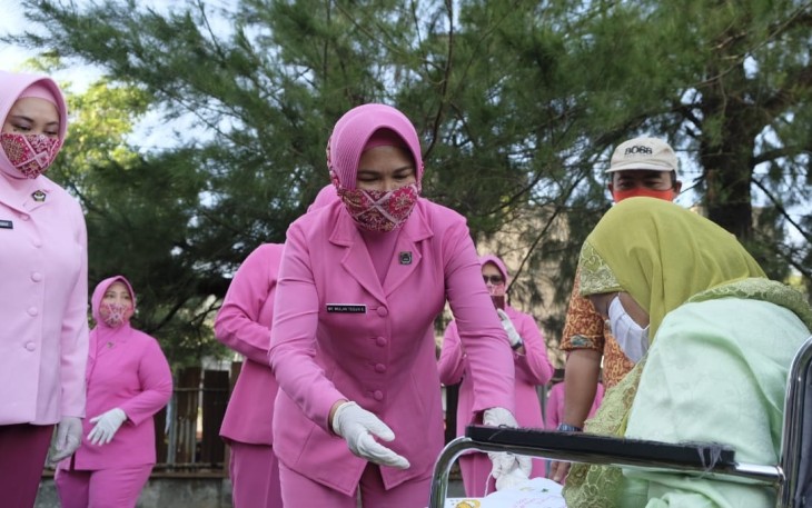 Ketua Bhayangkari dan Polda Bengkulu Bagikan Sembako Kepada Masyarakat Kampung Nelayan Malabero