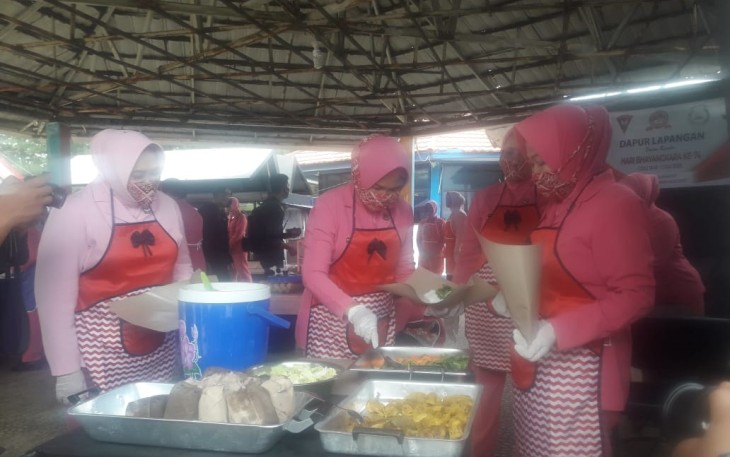Polda Bengkulu Berbagi Beras dan 1000 Paket Makanan