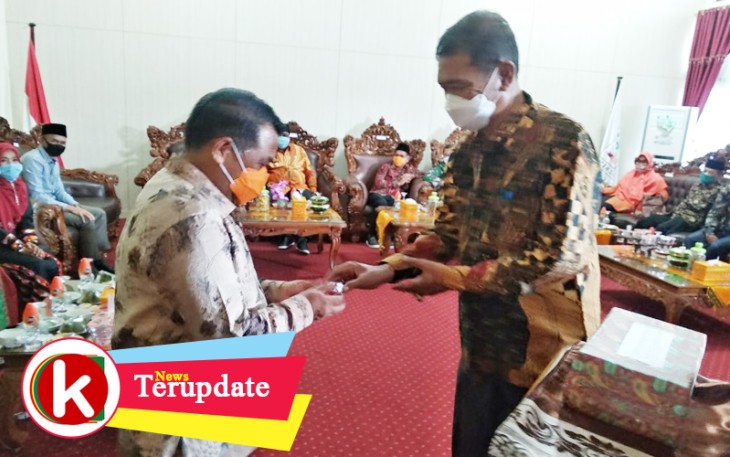 Wakil Bupati Aceh Singkil Sazali saat memberikan cenderamata kepada Kajari Amrizal Tahar.