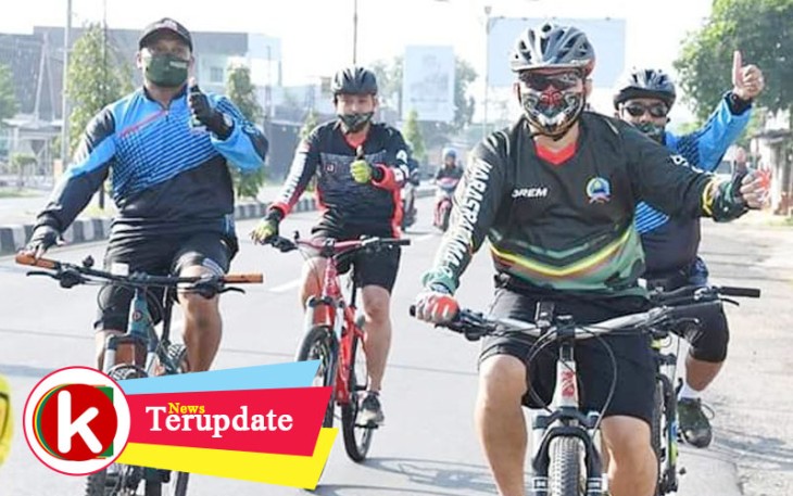 Danrem 074/Warastratama Brigjen TNI Rafael Granada Baay gowes bareng anggota. (Foto : Istimewa)