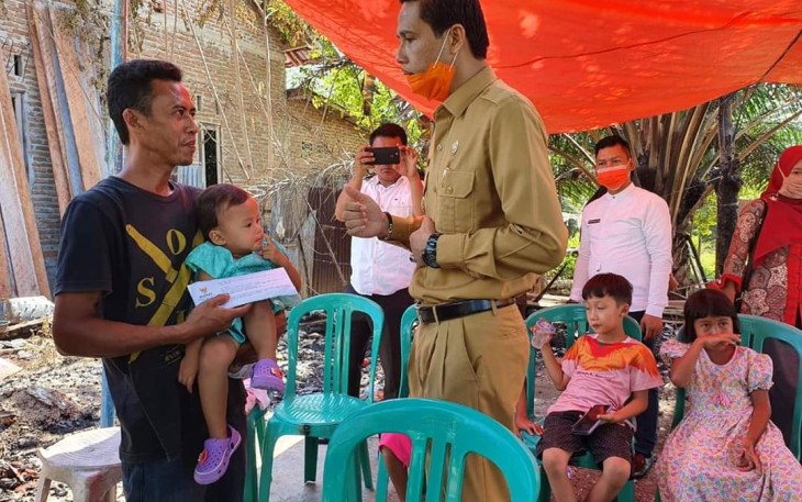 Bupati Kaur Gusril Pausi Berikan Bantuan Warganya Yang Menjadi Korban Kebakaran 