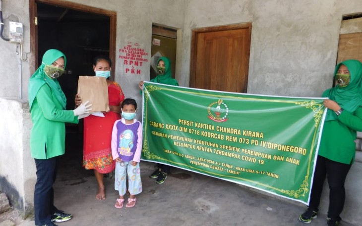 Pemberian paket bantuan untuk anak anak Desa Puri