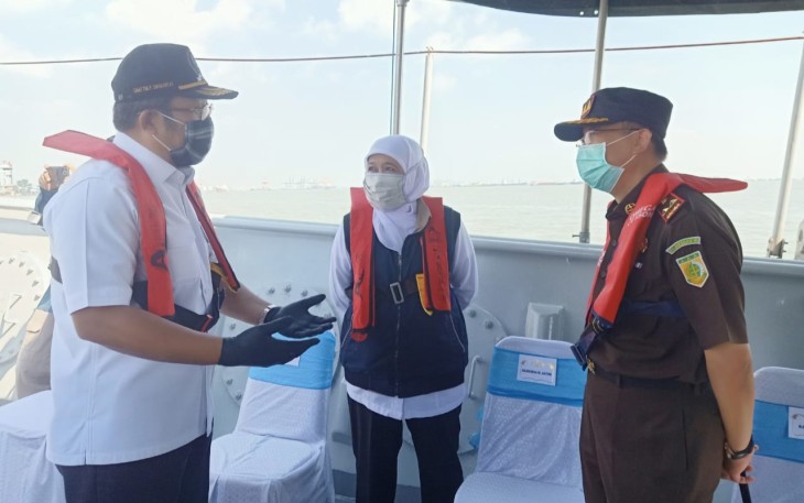 Wakil Ketua DPRD Jatim Sahat Tua Simanjuntak (kiri)