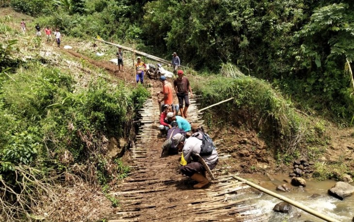 Bhabinkamtibmas Polsek BI Polda Bengkulu Bantu Pembangunan Jembatan