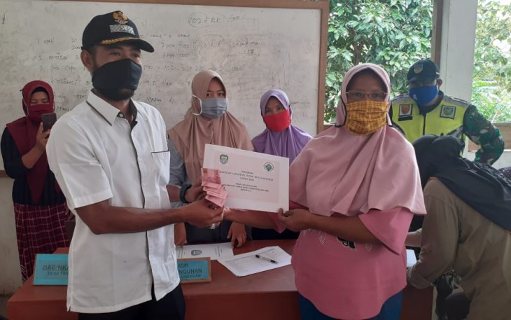 Kepala Desa Tanjung Kuaw Heri Yulianto Membagikan BLT DD Tahap Kedua 
