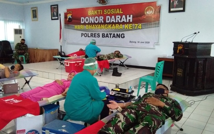 Prajurit Kodim 0736/Batang Sumbangkan Darah Dalam Rangka HUT Ke-74 Bhayangkara 
