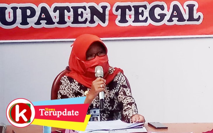 Bupati Umi Azizah ketika konferensi pers di posko gugus tugas penanggulangan covid-19