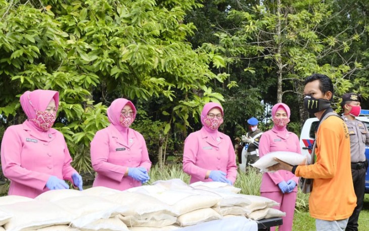 Polda Bengkulu dan Bhayangkari Bagikan Beras Kepada Petugas Kebersihan Jalan Kota Bengkulu