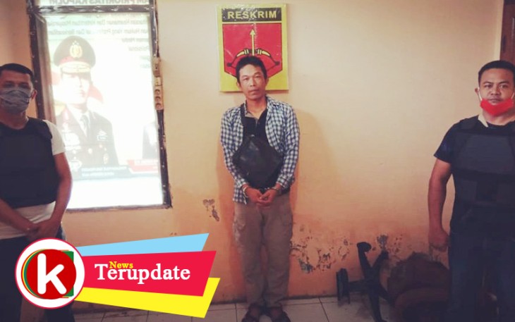 Tersangka (tengah) saat diamankan