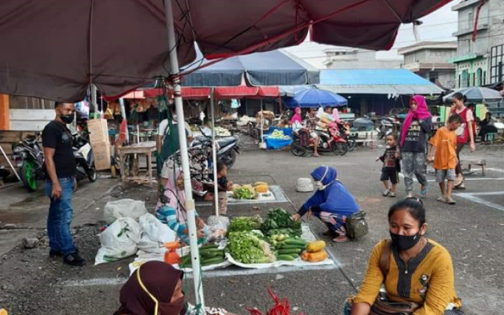 Pedagang dan Pembeli di Pasar Tradisional Bengkulu Selatan 