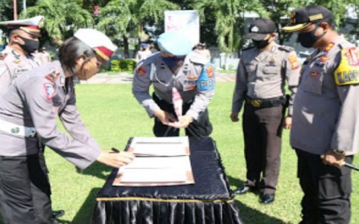 Kapolres Bitung menyaksikan penanda tanganan Serah terima jabatan