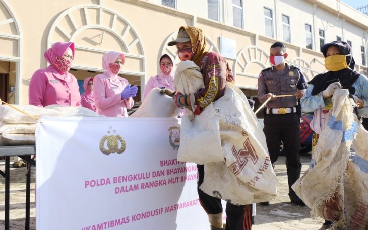 Polda Bengkulu dan Bhayangkari Bagikan Beras Kepada Pemulung dan Warga Sekitar Lingkar Barat