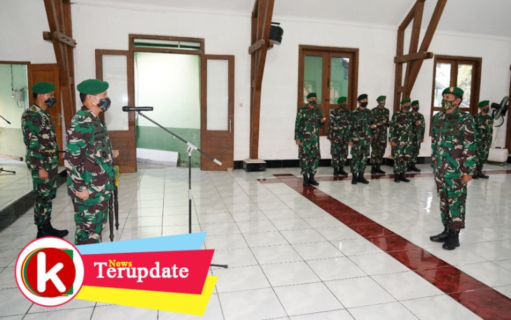 Danrem 074/Warastratama Brigjen TNI Rafael Granada Baay pimpin acara laporan Korps pindah satuan Kepala Staf Korem 074/Warastratama di Aula Makorem setempat.
