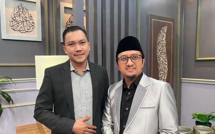 Mukhlis Syamaun (kiri) saat bersama KH Yusuf Mansur