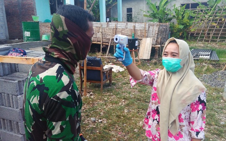 Bides Dewi Lakukan Pengecekan Kesehatan Warga dan Anggota Satgas di Desa Ngepoh