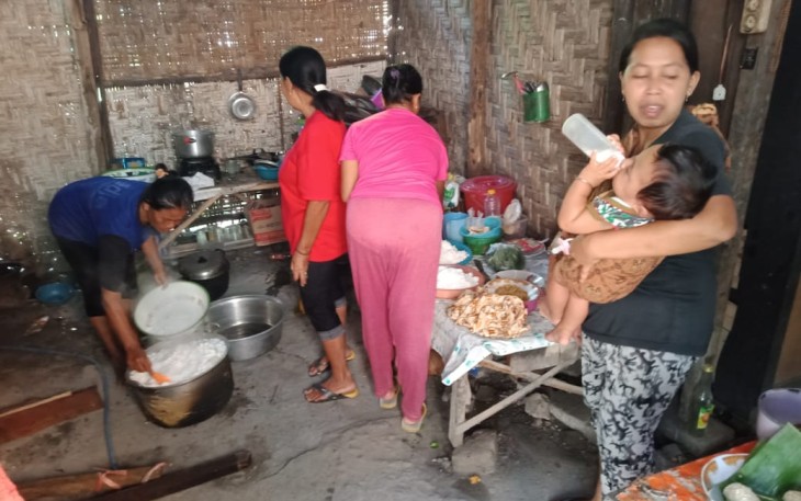  Sumarti Tetap Bantu Memasak untuk TNI