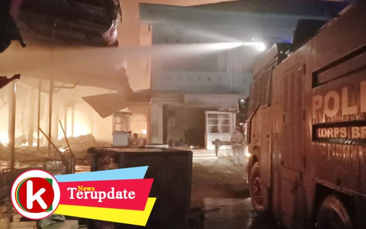 Brimob Padamkan Kebakaran di Pasar Inpres Lhokseumawe