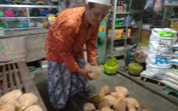 Jualan Kelapa Seni Melonjak Jelang TMMD