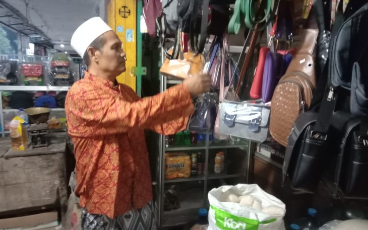 Harapan Baru Seni Budiyanto Pedagang Tas di Desa Ngepoh