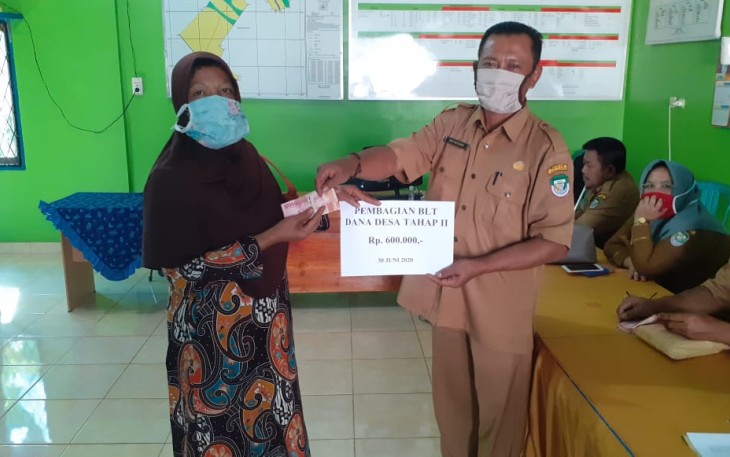 Kades Sido Luhur Salurkan BLT DD Tahap Dua