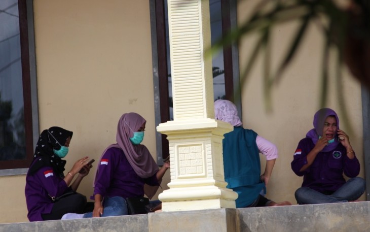 Wanita Cantik Ini Menunggu Datangnya Tim Pelaksana TMMD 108 di Masjid