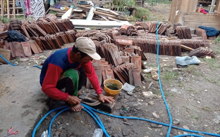 Sumin Asah Sabit Agar Lebih Tajam untuk Mencari Kayu Bakar