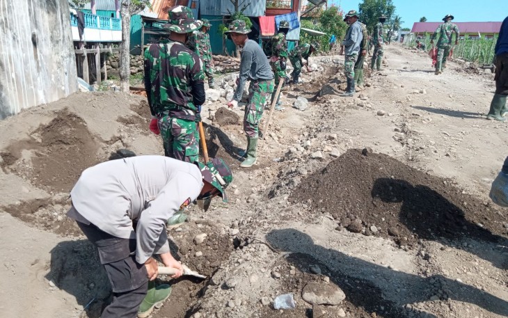 Warga Dan Prajurit Kompak Menyatu di Lokasi TMMD, Bukti Kemanunggalan TNI 