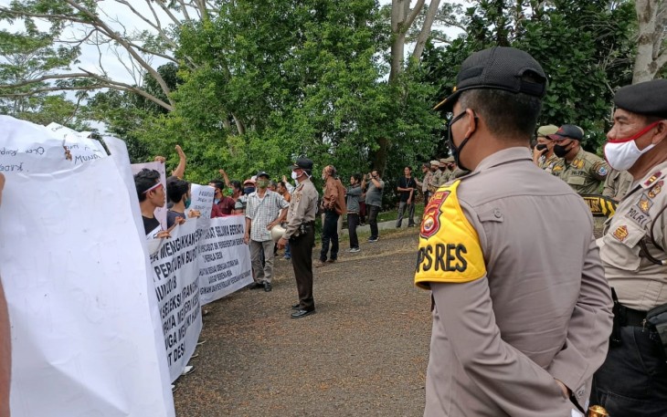 Polres Seluma Polda Bengkulu Amankan Unjuk Rasa Masyarakat Minta Aktifkan Kembali Kades di Seluma