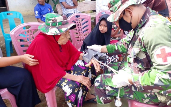 Tim Medis Satgas TMMD Ke-108 Sosialisasi Tentang Protokol Kesehatan Covid-19