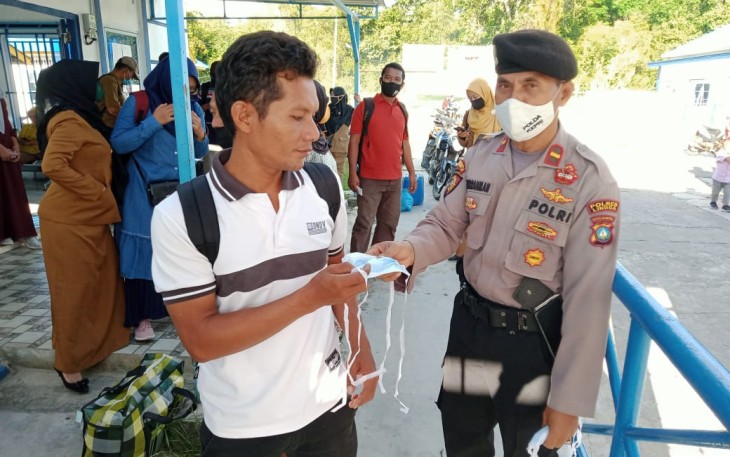 Polsek Senayang Bagikan Masker Kepada Masyarakat