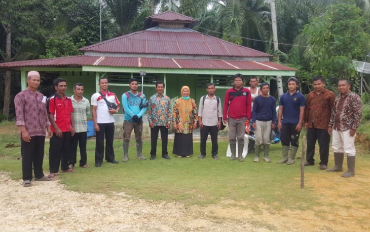 Pihak Kemenag dan BPN Aceh Singkil foto bersama saat melakukan pengukuran tanah wakaf Setempat