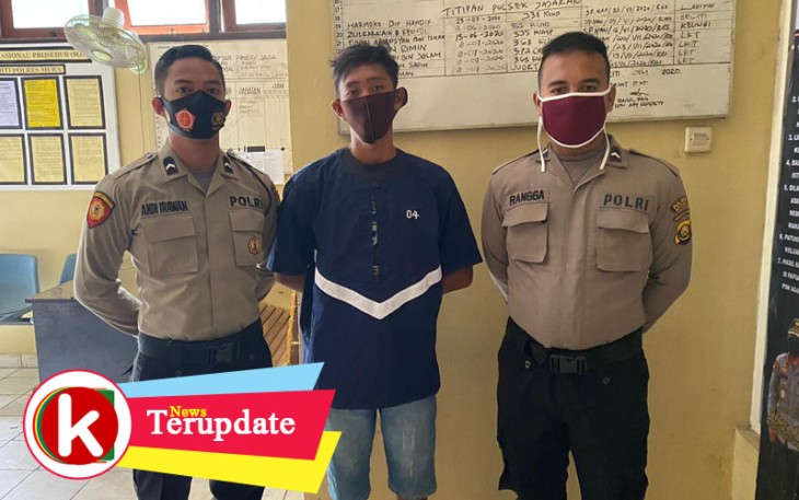 Tersangka (tengah) saat diamankan