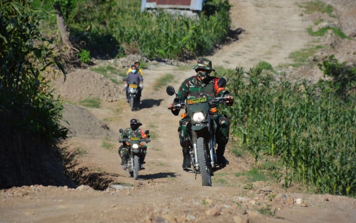Tunggangi "Kuda Besi" Trail Dandim 1425/Jeneponto Jajal Lokasi TMMD