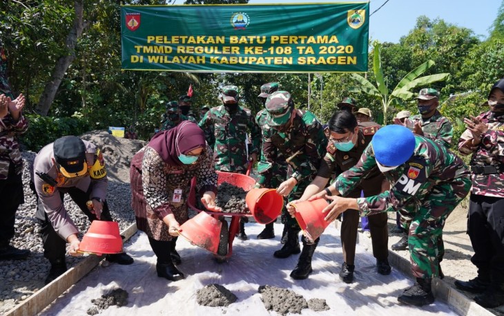 Acara pembukaan dan peletakan batu pertama Program TNI Manunggal Membangun Desa (TMMD) Reguler ke 108 di Desa Baleharjo Kecamatan Sukodono Kabupaten Sragen Jawa Tengah.