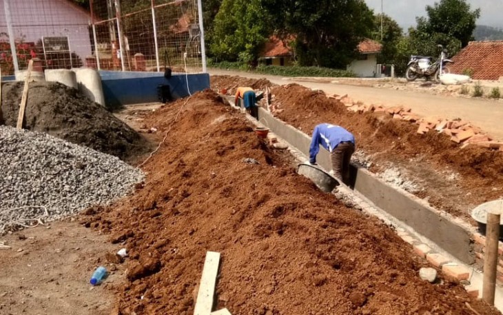 Masyarakat Desa Cengal Kecamatan Maja Kabupaten Majalengka saat bergotong royong bangun gravel