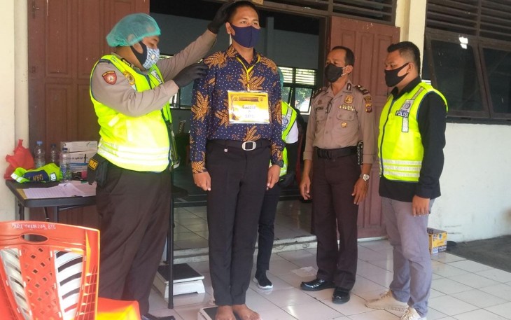 Ketua JPKP DPC Madidir bersama tim penerimaan Bintara Polri T.A 2020 yang di laksanakan di polres Bitung