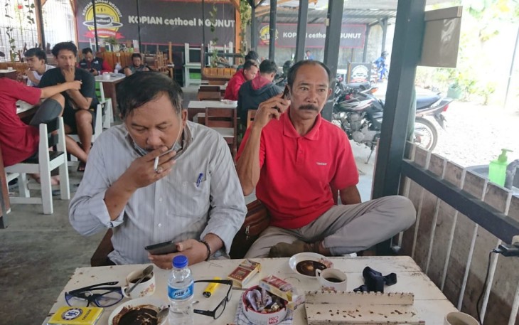 Suparno LSM Berantass kenakan baju merah