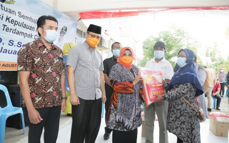 Plt. Walikota Serahkan 34.090 Paket Sembako Bantuan Pemprov Kepri untuk Masyarakat