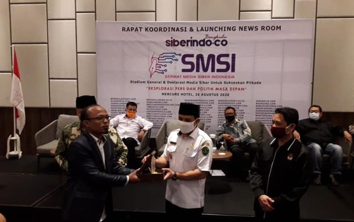 Wakil wali Kota Bengkulu Dedy Wahyudi saat menerima cindera mata dari Ketua SMSI Prov Bengkulu Wibowo Susilo